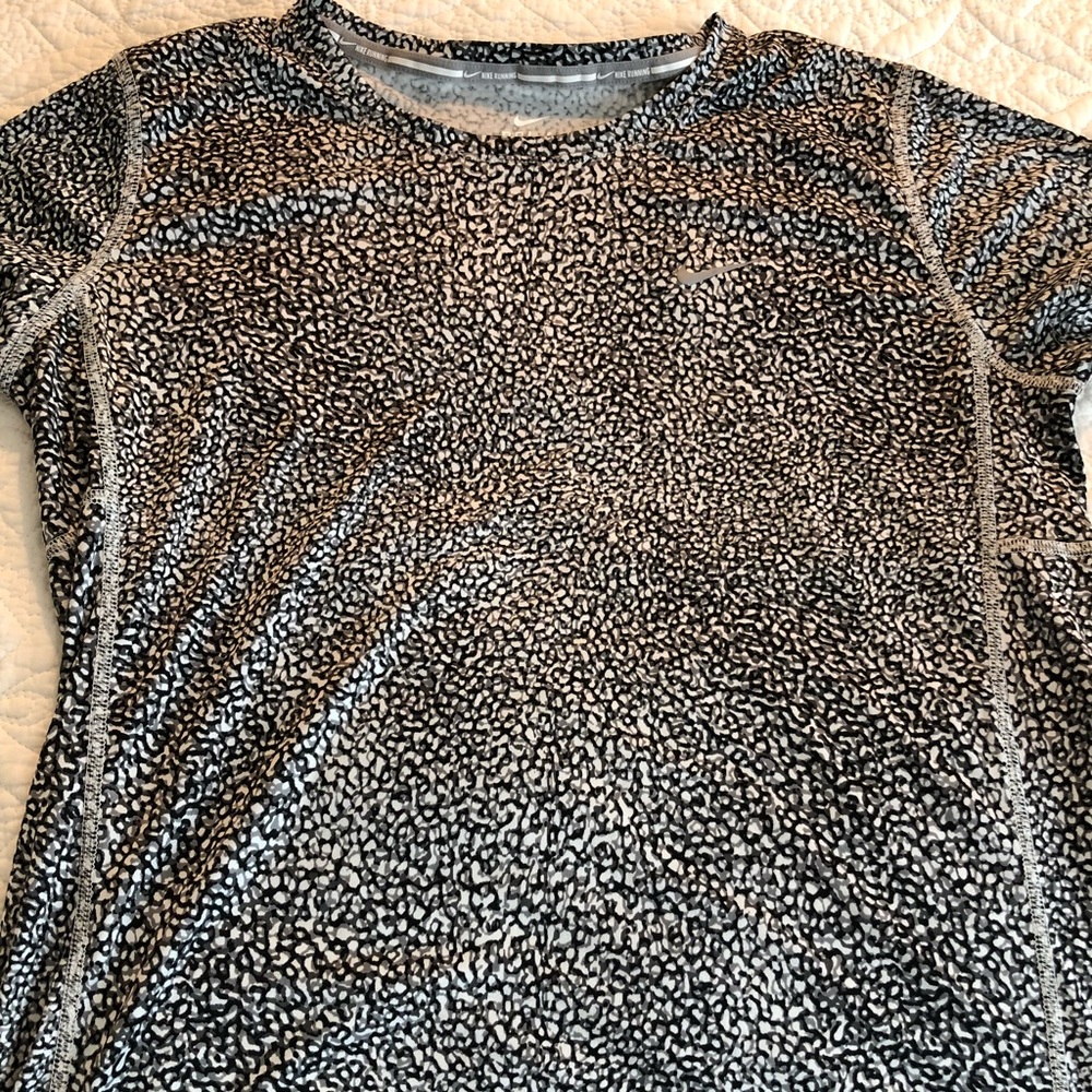 Black/white printed workout top